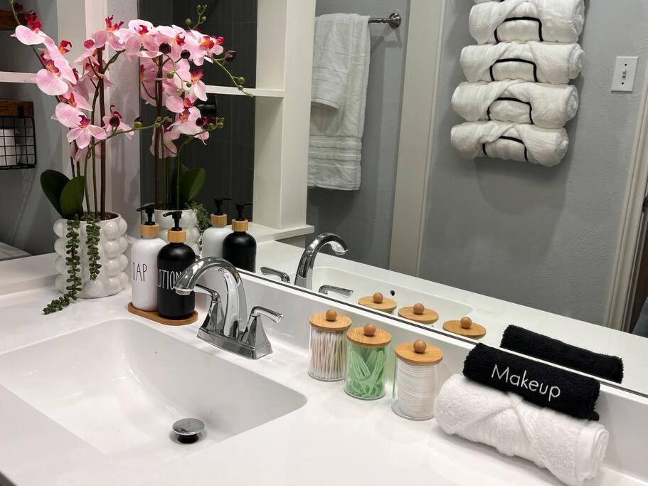 Healing Haven King Bed Suite Dallas Esterno foto